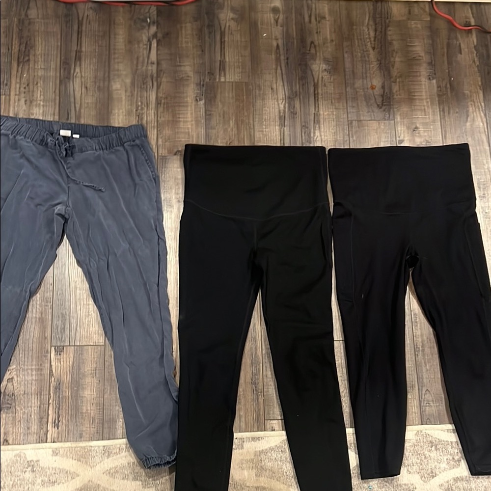 3 gap maternity pants! 2 leggings + 1 jogger